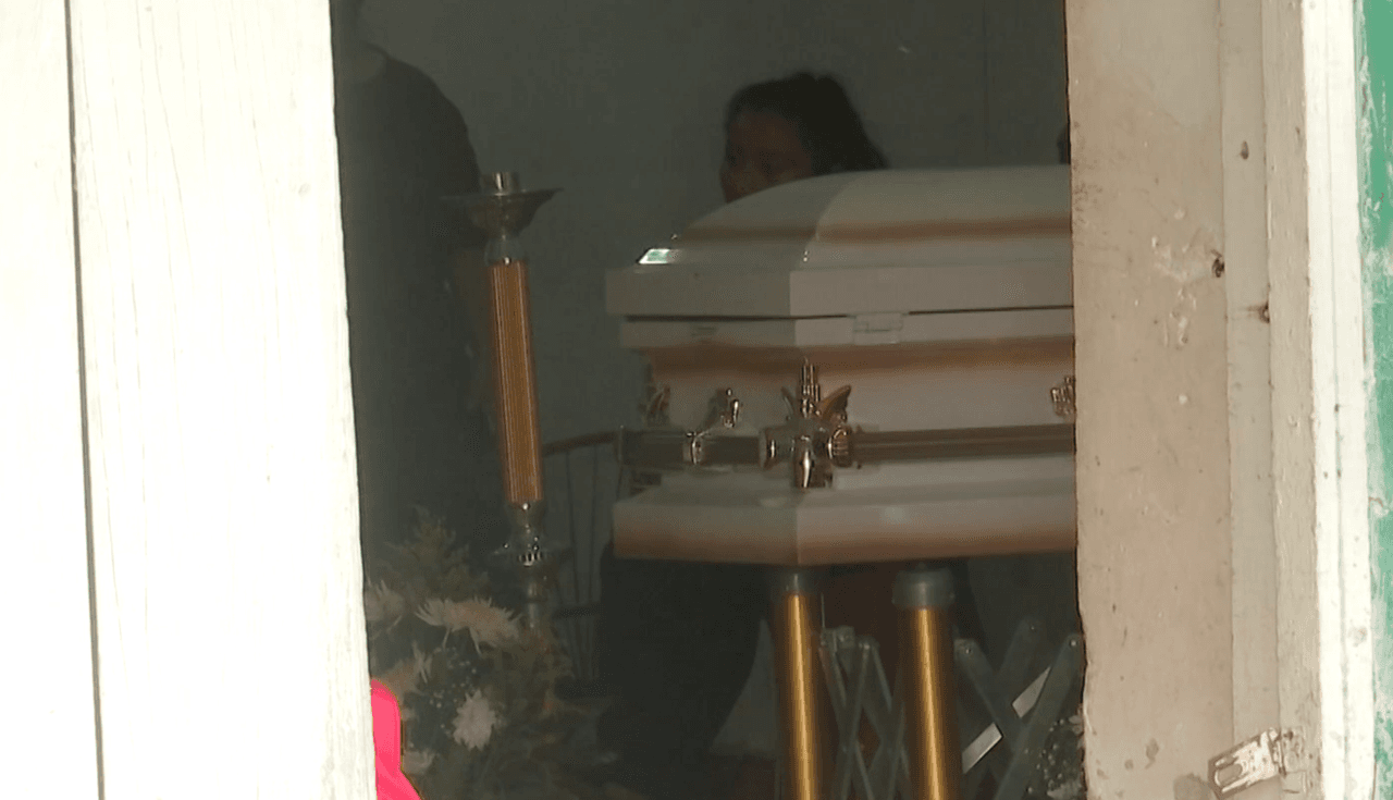 El pequeño viajaba, en una aeronave de la Marina de México, rumbo a Estados Unidos,
<b><a href="https://www.univision.com/local/houston-kxln/accidente-aereo-galveston-confirman-causas-muerte-victimas-mexicanas" target="_blank">p</a><a href="https://www.univision.com/local/houston-kxln/accidente-aereo-galveston-confirman-causas-muerte-victimas-mexicanas" target="_blank">ara recibir atención médica especializada por las quemaduras que sufrió en más del 40% de su cuerpo</a>. </b>