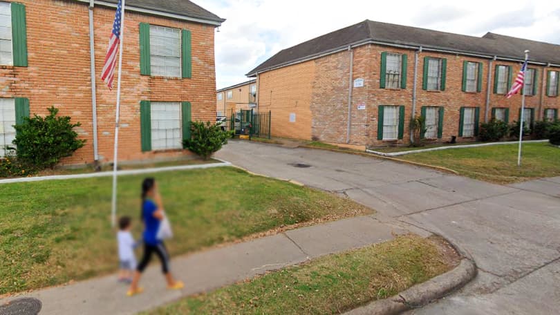 Niño de 2 años muere tras ser atropellado mientras jugaba en el estacionamiento de unos apartamentos
