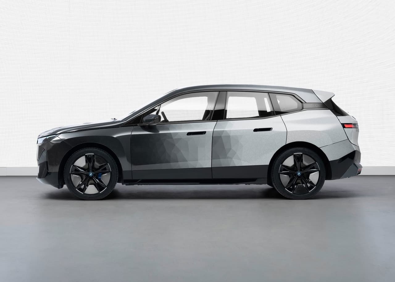 Aquí juega un papel esencial lo que BMW llama ‘E Ink’, un sistema compuesto por millones de microcápsulas con un diámetro aproximado al ancho de un pelo humano. Algunas de estas capsulas cargan pigmentos blancos con carga eléctrica negativa, mientras que las otras llevan pigmentos negros y carga positiva.