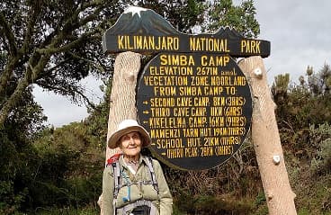 Durante 8 días, Anne Lorimor, una bisabuela arizonense de 85 años, superó todos los obstáculos para lograr su sueño: la cumbre de Kilimanjaro.