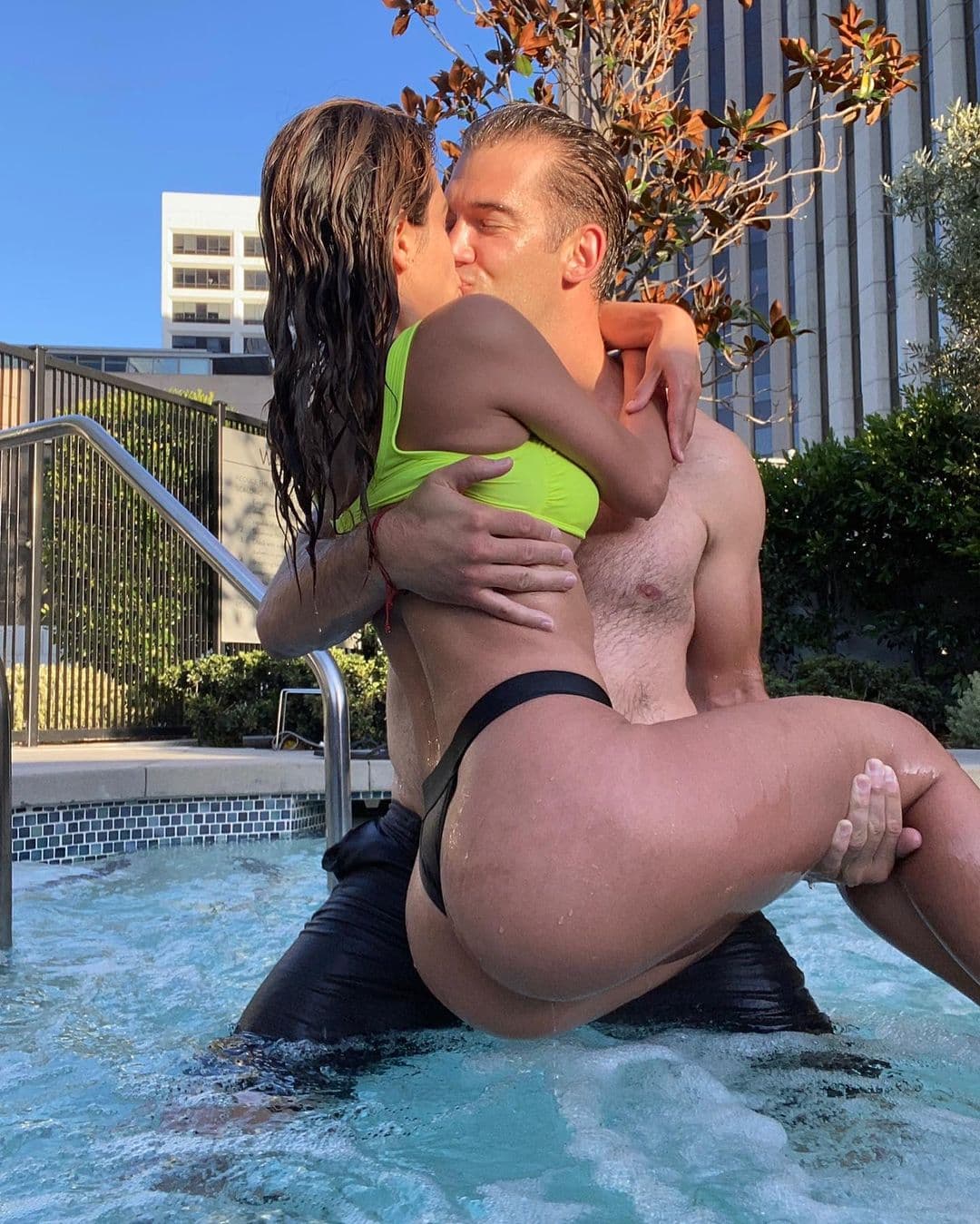 En el aspecto amoroso, ella también se siente plena, ya que tiene una estable relación con Lewis Howes, exdeportista, escritor y motivador estadounidense.