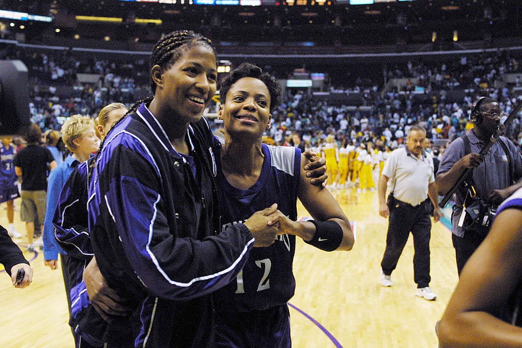 <b>Edna Campbell</b>. La exbasquetbolista, con el 12 en el uniforme en la imagen, es uno de los nombres más familiares en los círculos de la WNBA, ya que fue una jugadora destacada en la liga durante los primeros años de la década de 2000. Sin embargo, en su cuarto año en la liga, obtuvo titulares por razones que nunca pudo haber predicho: le diagnosticaron cáncer de mama. No solo volvió a jugar un año más tarde, lo hizo mientras aún estaba recibiendo tratamiento para su cáncer. Ella finalmente venció la enfermedad y jugó un par de temporadas más antes de retirarse.