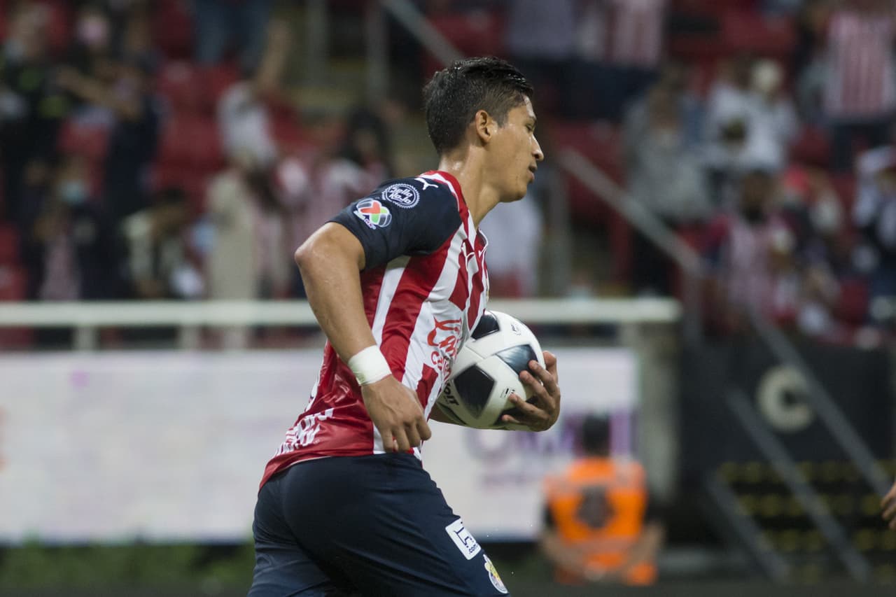 Al 77’, Lozano jalaba a Olivas en el área y el VAR confirmaba la pena máxima. Ángel Saldívar no perdonó para el 1-2.