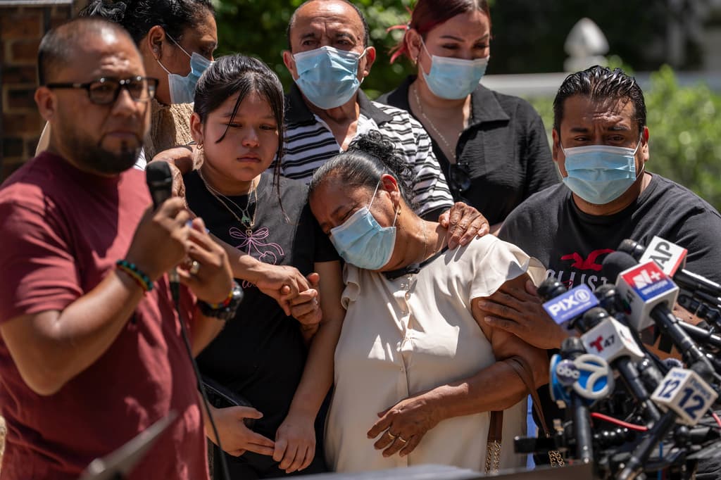María Cornejo, segunda desde la derecha, madre de Edwin López Cornejo, durante una conferencia de prensa el martes 4 de agosto de 2026 en Highland Park, Nueva Jersey. (AP Foto/Yuki Iwamura)