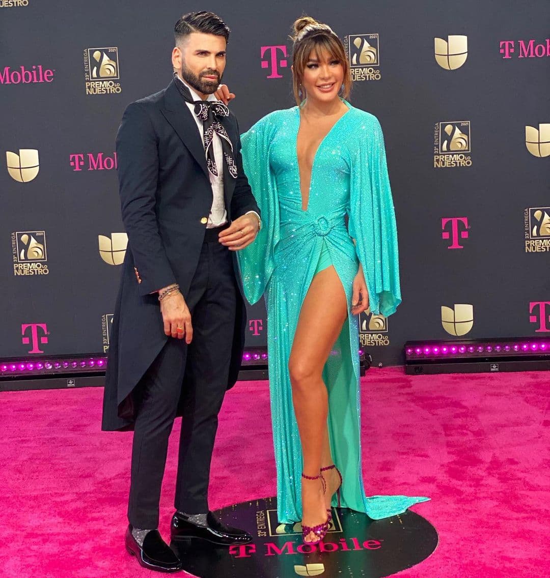 Goyso caminó al lado de Luz García por la alfombra magenta de Premio Lo Nuestro.