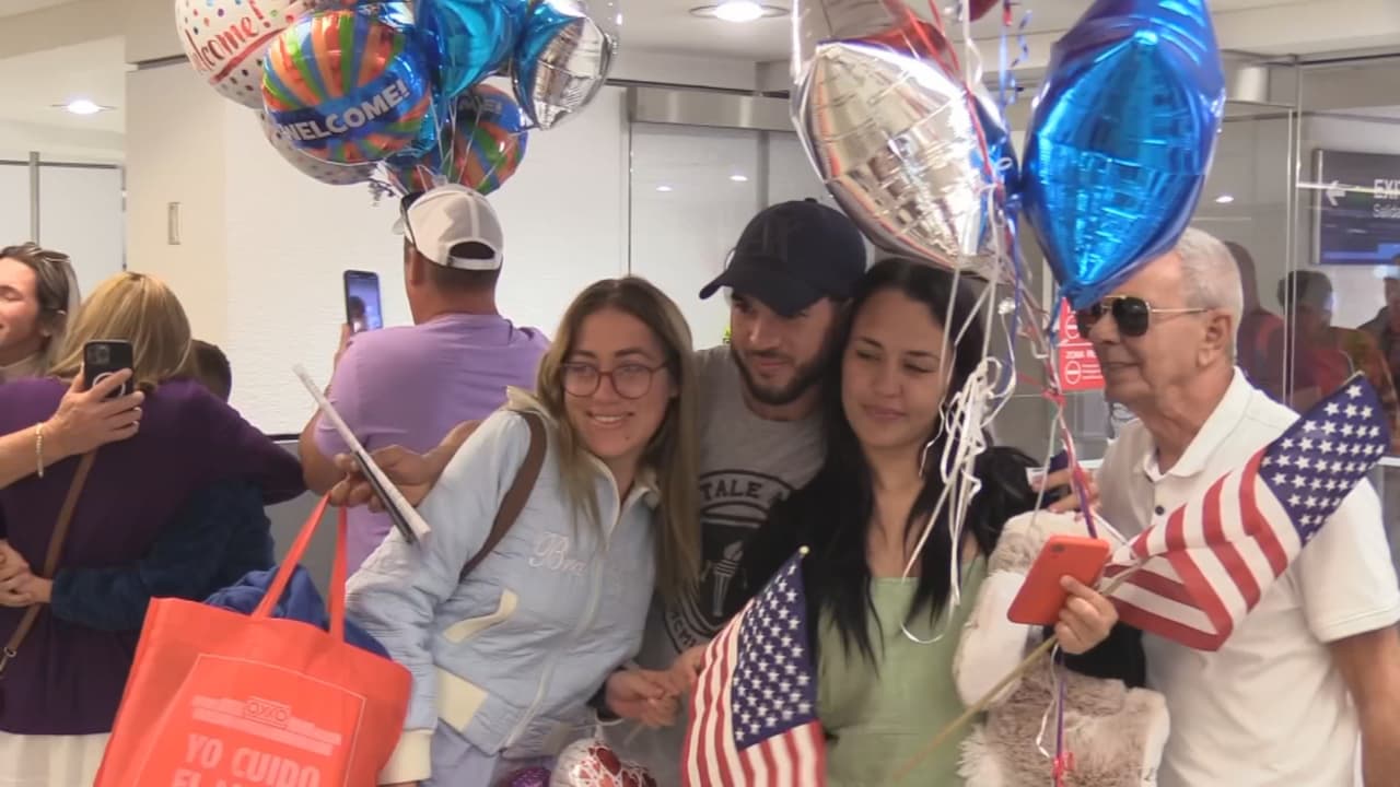 Tras ser detenidos en México llegan a Miami tres jóvenes cubanos con parole humanitario