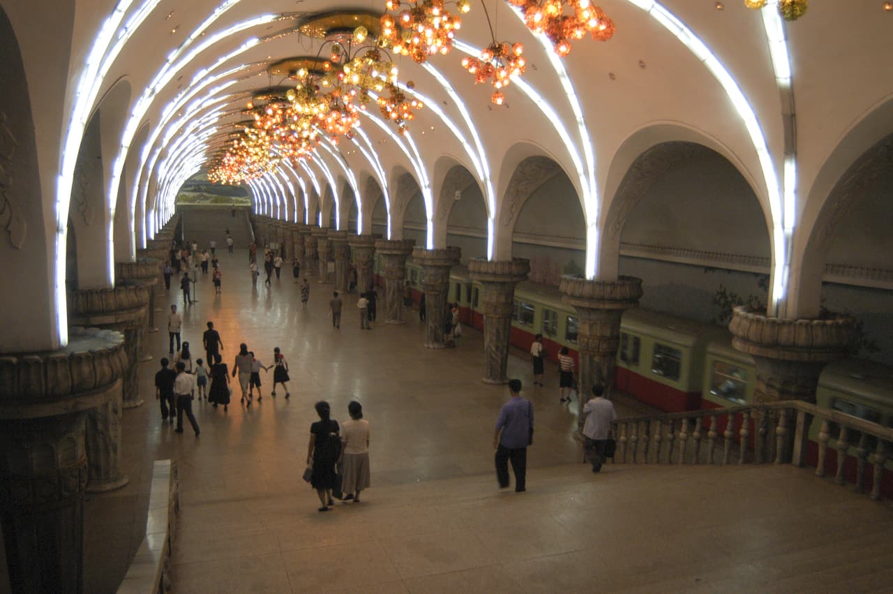 <b>Metro de Pyongyang.</b> Fue construido por el ejército norcoreano con tecnología china y soviética. Se inauguró en 1973 y hasta el año 2010 solo dos de sus estaciones podían ser visitadas por turistas. Tiene un misterioso sistema de túneles que se supone comunican varias instalaciones militares y pueden funcionar como bunker en caso de un ataque.