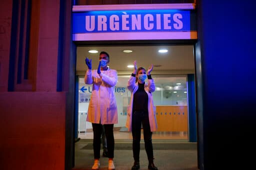 Personal médico aguarda en la entrada del área de urgencias de un hospital en Barcelona.