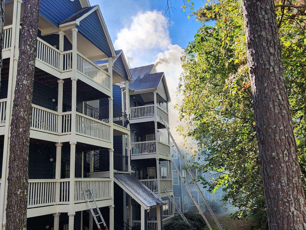 Al momento del incendio, se informó que
<b>no había ocupantes en el apartamento en el momento del incidente. </b>
<br>
<br>Los bomberos presentes en el lugar descubrieron que
<b>el incendio se originó en la terraza</b>; el origen es indeterminado.
<br>
<br>
<b>No se reportaron heridos y el incendio desplazó a 60 ocupantes</b>, quienes recibirán asistencia de la Cruz Roja Americana y la administración del apartamento.