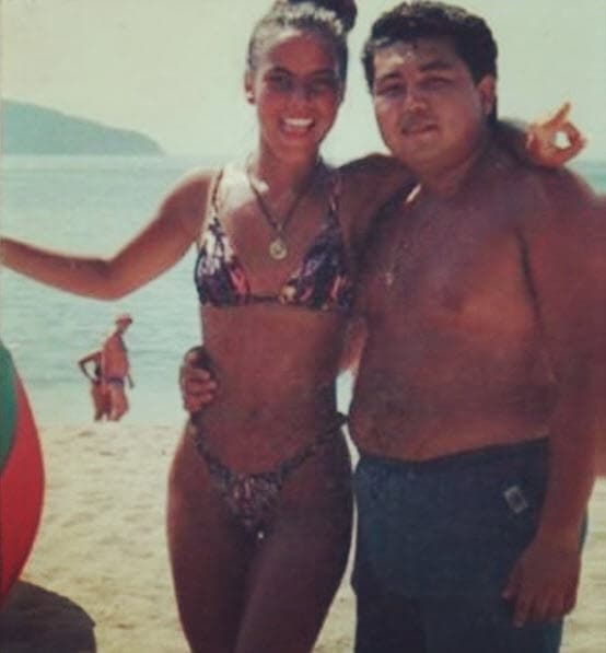 Así lucía en 1991 cuando compartió créditos con
<b><a href="https://www.univision.com/programas/novelas/donde-quedaron-las-muchachitas-fotos">Kate del Castillo en 'Muchachitas'</a></b>, uno de sus primeros trabajos.