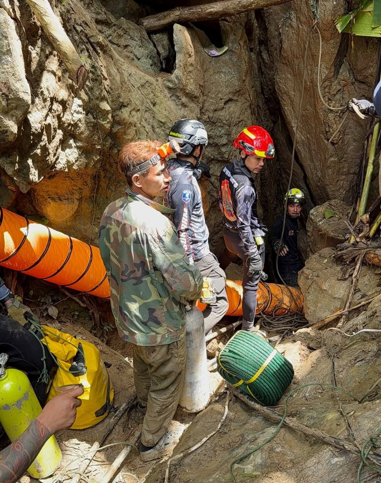 En esta imagen difundida por Metta Tham Rescue Kalasin, rescatistas buscan a siete personas atrapadas en una cueva en la provincia de Xaisomboun, el lunes 25 de mayo de 2026, en Laos. (Metta Tham Rescue Kalasin vía AP)