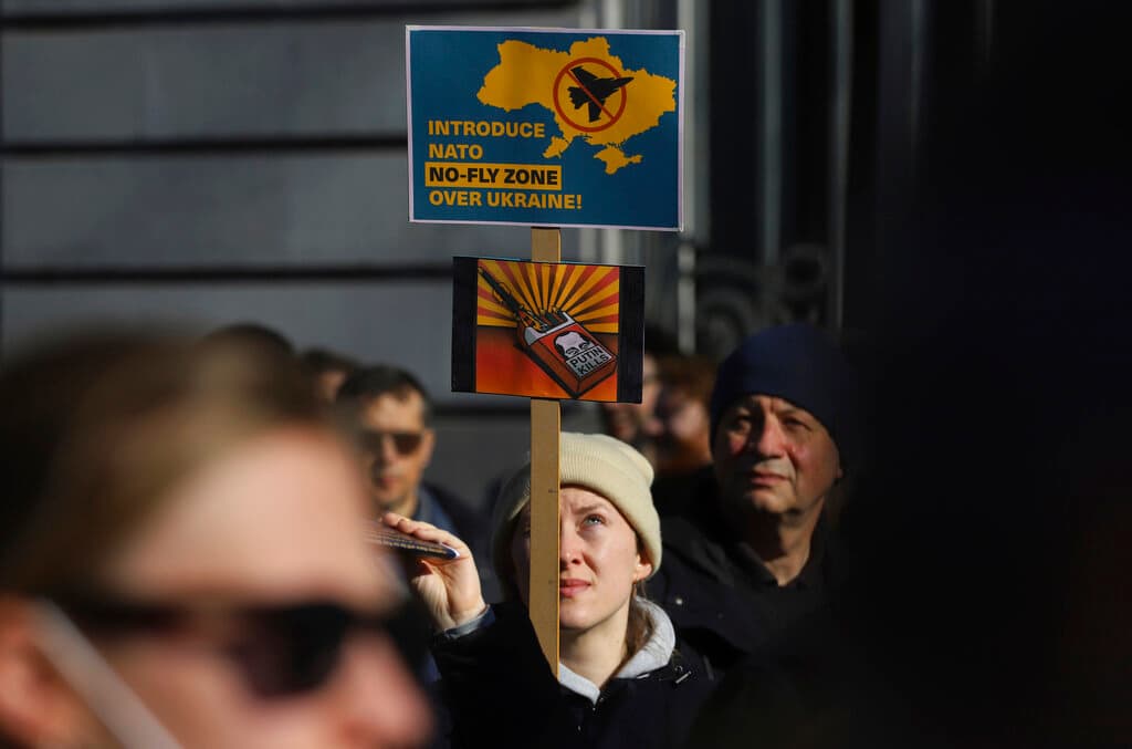 <b>Bélgica</b>
<br>
<br>Un manifestante sostiene un cartel durante una protesta en solidaridad con el pueblo ucraniano en el centro de Bruselas.
<br>