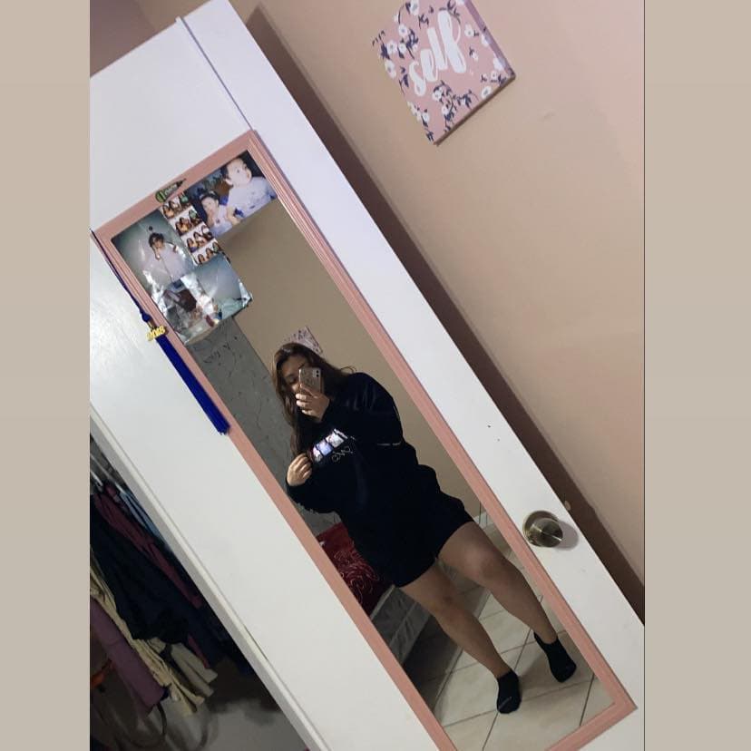 La
<b>versión de Cruz coincide con lo que relató el padre de la víctima, el señor Cosme Campos</b>, quien dijo que luego de horas de espera, decidieron rastrear el teléfono celular de la joven y terminaron encontrando su
<b>Honda Civic negro, estacionado en la zona del bloque 5400 de Indigo Street, en el área de Meyerland.</b>
<br>