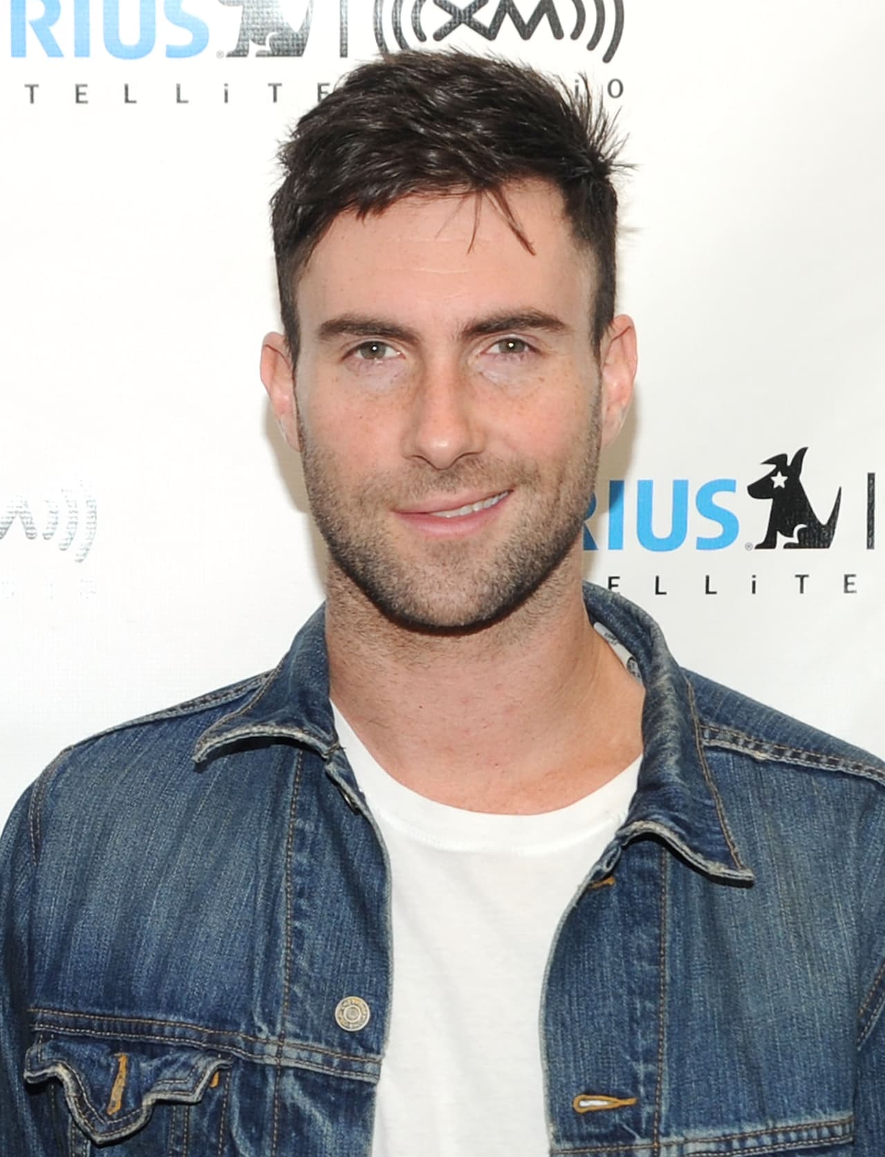 Esa sonrisita torcida que derrite a muuuchas personas.