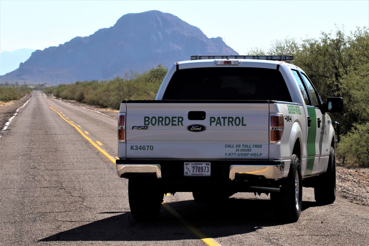 Durante la parada de un vehículo en la ruta estatal 92, los agentes de Naco, Arizona, arrestaron a un ciudadano estadounidense por intentar traficar a 10 migrantes. En el incidente incautaron una pistola cargada que había sido robada en Atenas, Texas. Los agentes confiscaron el arma y el conductor enfrentará un proceso judicial.