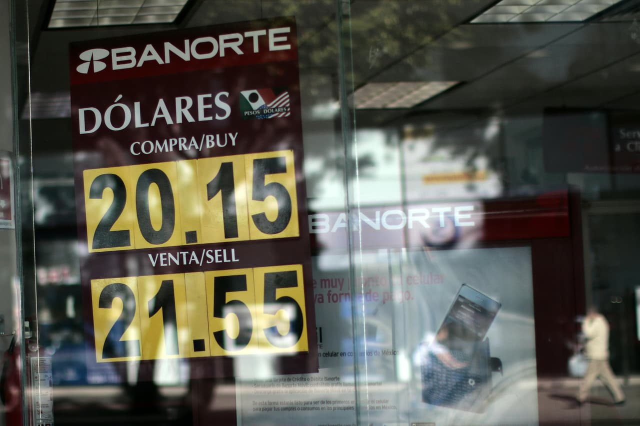 El dólar cierra a 21.52 pesos mexicanos y rompe un nuevo récord histórico tras cambios en el gabinete de Peña Nieto