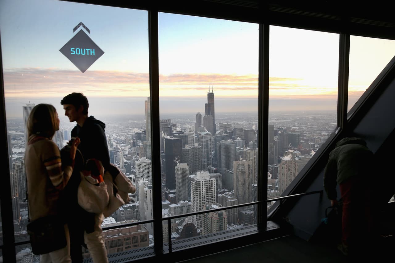 La observación "360 CHICAGO" en el edificio John Hancock al centro de Chicago anunció el cierre temporal a partir del domingo 15 de marzo por el brote del nuevo coronavirus.
<br>
<br>"Mantendremos una estrecha comunicación con los líderes de la ciudad, el estado y el país en los próximos días para evaluar el plan apropiado para reabrir", dice el comunicado.