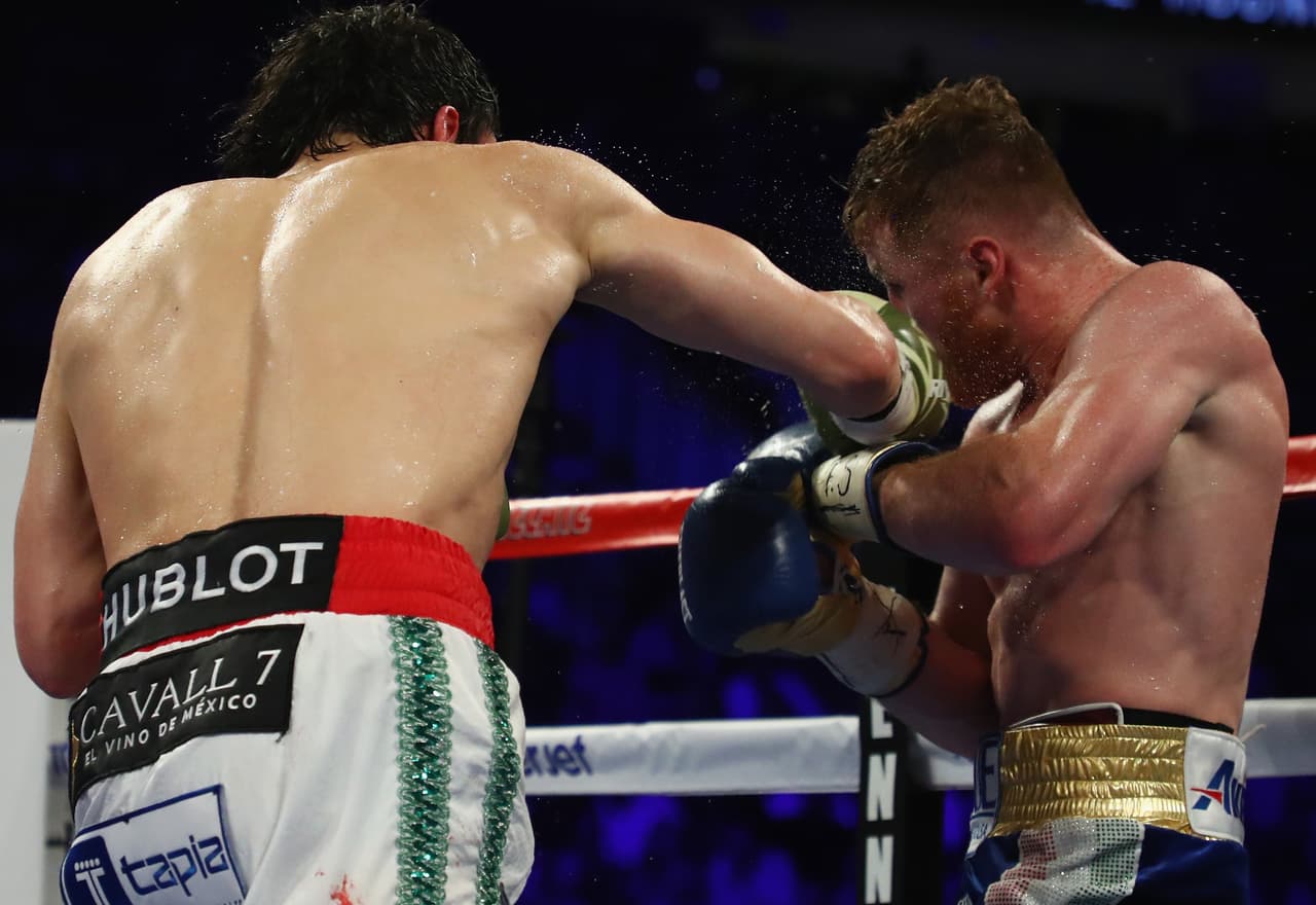 Te acercamos a los golpes que se dieron Saúl 'Canelo' Álvarez en contra de Julio César Chávez Jr., imágenes que te harán sentir en el ring.