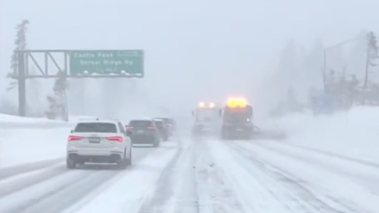 Para la mañana del sábado, la visibilidad ya era muy mala para los conductores y oficiales de CHP y trabajadores de Caltrans desplegaron operativos de control de velocidad y de limpieza de las carreteras para retirar al máximo la nieve en la Interestatal 80.