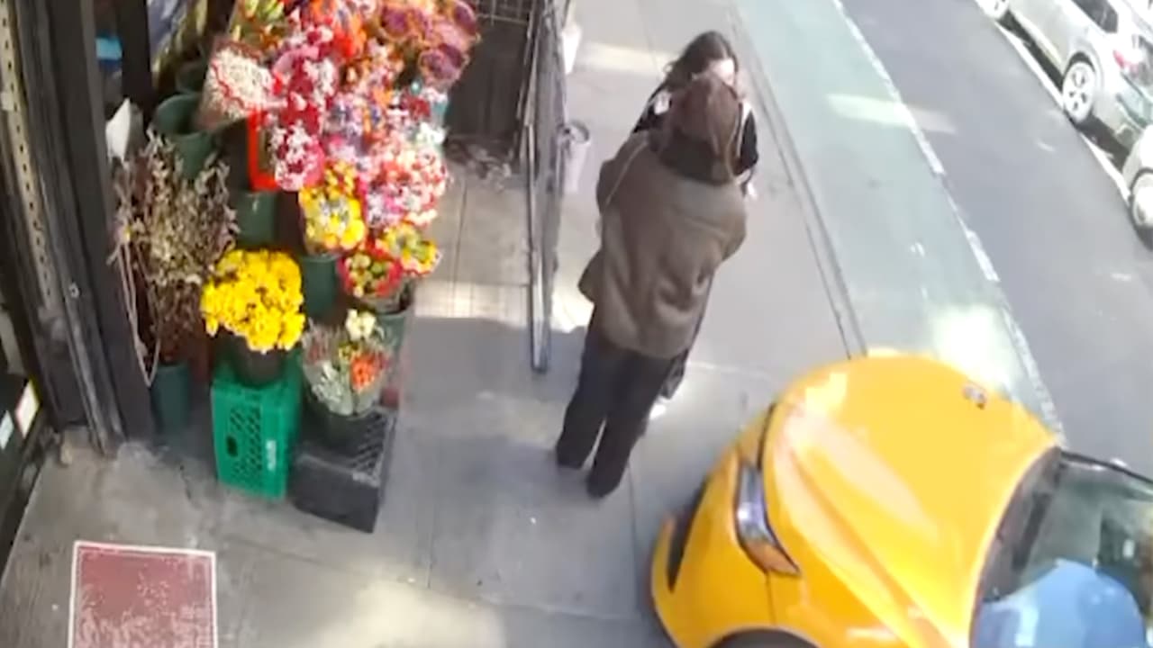 El taxi impactó con fuerza a ambas víctimas arrojándolas contra el establecimiento.