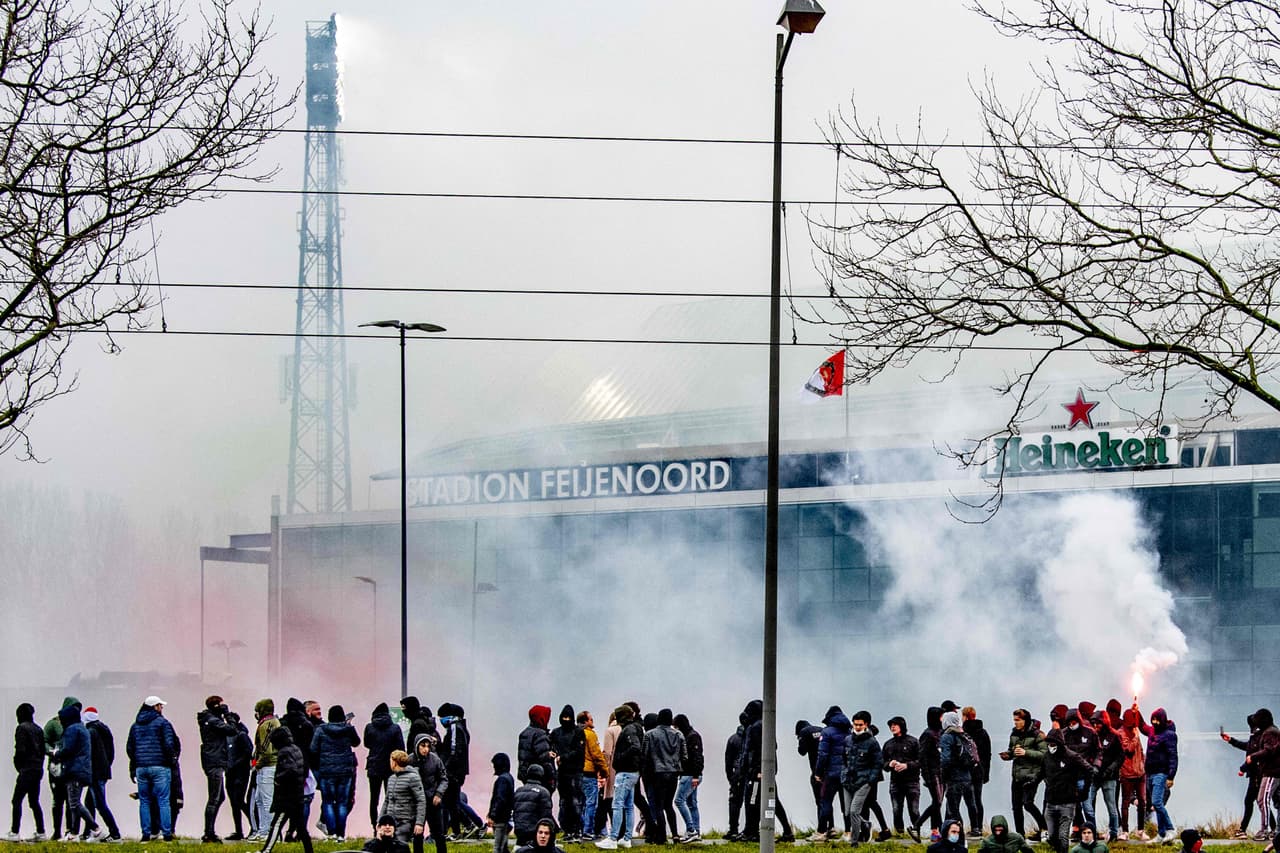 Ajax derrota a Feneyoord 2-0 durante la J17 en la Eredivisie. El primer tanto fue un gol en contra por parte de Marcos Senesi al 44', mientras que Dusan Tadic aseguraba la victoria al 81'. Edson Álvarez fue titular durante el encuentro.