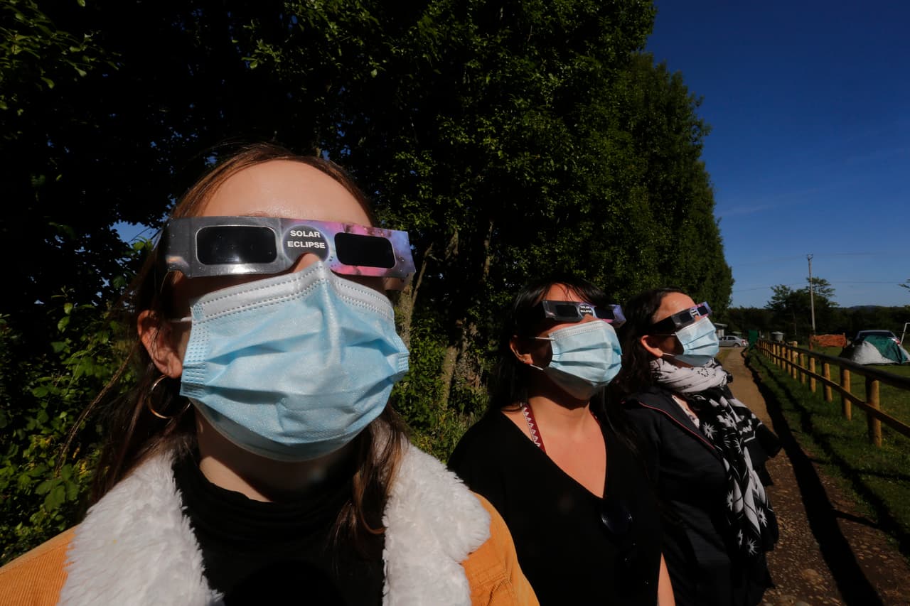 Habitantes de Teodoro Schmidt, Chile miran directo al eclipse solar, el único que se registrará en el extremo sur del continente americano. Utilizaron gafas para proteger sus ojos y mascarillas para evitar la propagación del coronavirus.
<br>
<br>"El sur de Chile es un lugar idóneo para poder ver este tipo de acontecimientos por su escasa contaminación lumínica y su vegetación", explicó la astrofísica de la Universidad Autónoma de Chile, Angie Barr.
