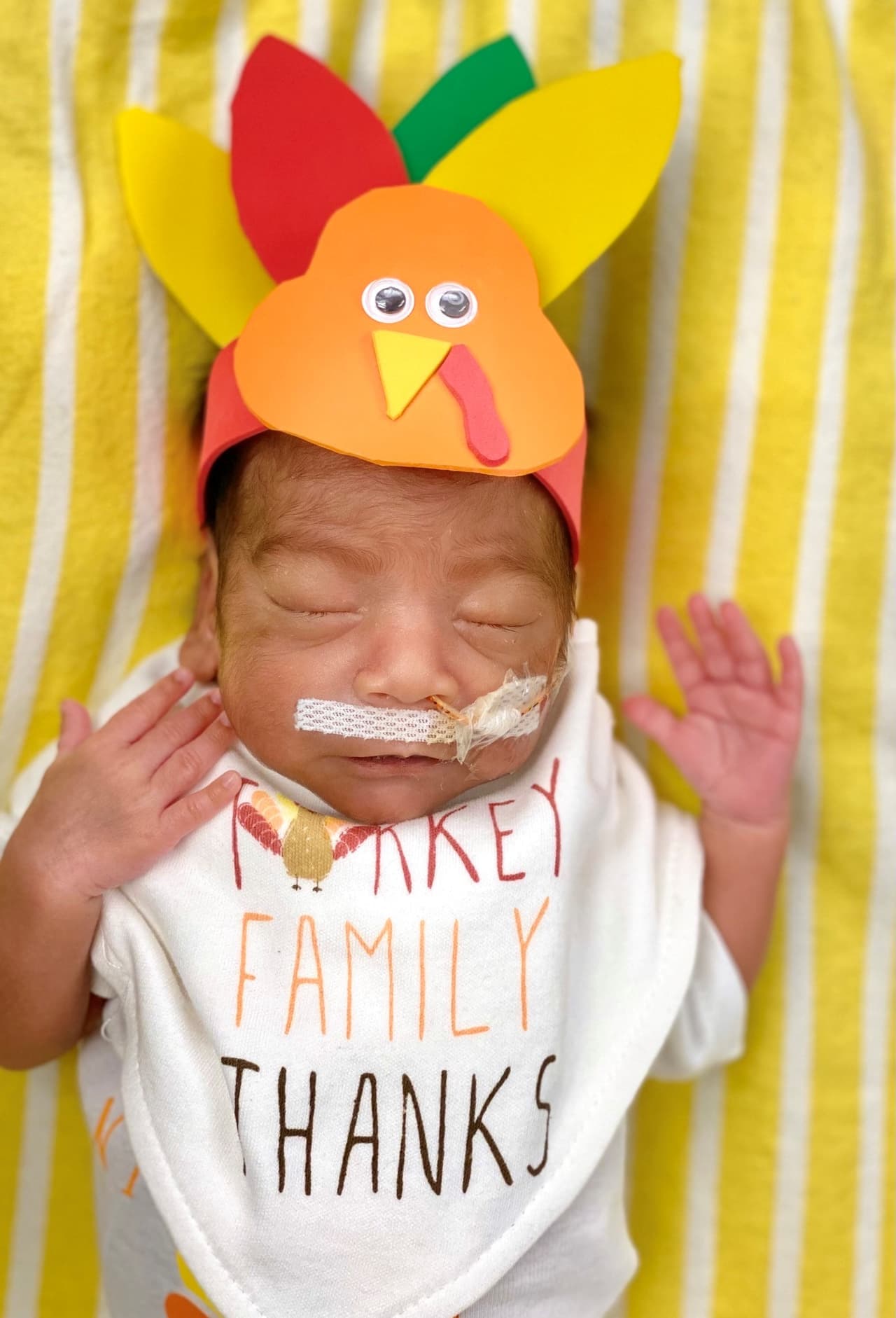 Michael luce su sombrero y un babero especial para festejar su vida en
<a href="https://www.univision.com/local/dallas-kuvn/supermercados-abiertos-dia-de-accion-de-gracias-o-thanksgiving-horarios-dallas">Thanksgiving</a>. Es otro nuevo texano al que el sistema de salud Baylor Scott & White Health da la bienvenida.