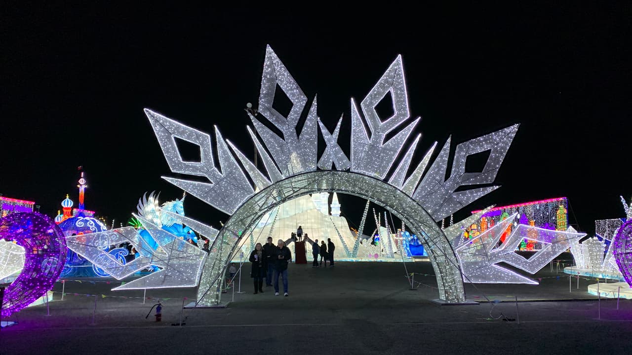 Además, viernes y sábado, Día de Acción de Gracias, 24 de diciembre al 1 de enero de 5:00 pm a 11:00 pm.