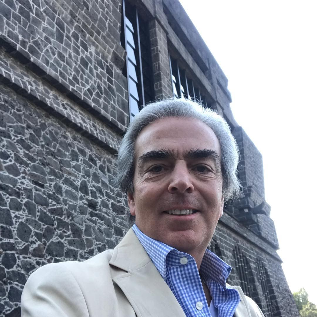 Lorenzo Lazo es economista y tiene 64 años de edad. Según información de la revista Quién, es director del despacho jurídico Alemán Velasco y Asociados, una firma de abogados que pertenece a Miguel Alemán Velasco, hijo del ex presidente Miguel Alemán Valdés.