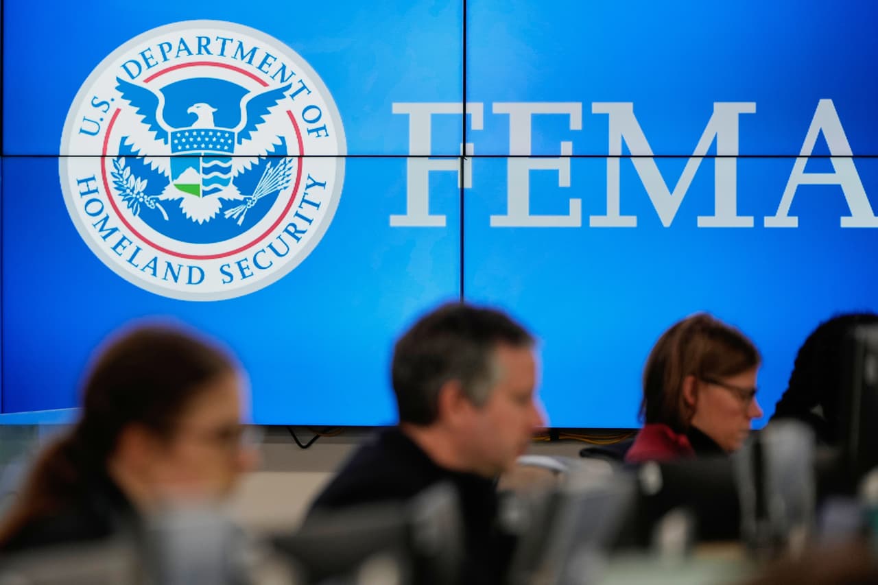 Un juez federal dictamina que el plan del DHS de la administración Trump para recortar en un 50 % el personal de la FEMA fue ilegal