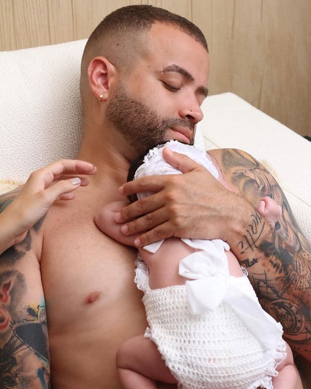 Desde que Mya Michelle llegó a la vida de Nacho Mendoza, el cantante ha sido muy cuidadoso con lo que comparte en redes sociales. Hasta ahora, que una fan lo cuestionó acerca de sus decisiones y él decidió publicar una nueva foto de Melany y Mya.