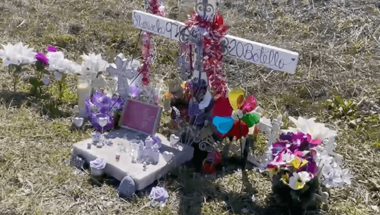 Un grupo de mujeres que ha seguido muy de cerca el caso de la joven visitó su tumba recientemente.
<br>