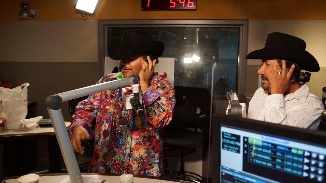 Chuy Lizarraga estreno su canción 'Casada o no' al lado de 'El Bueno, La Mala y El Feo'.