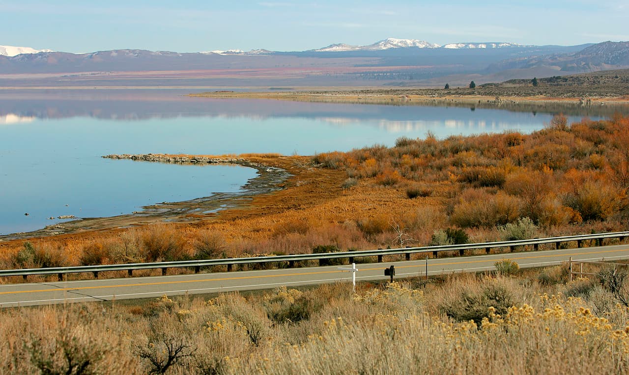 Conductor de barredora de nieve encuentra dos cuerpos en una carretera de la Sierra Nevada
