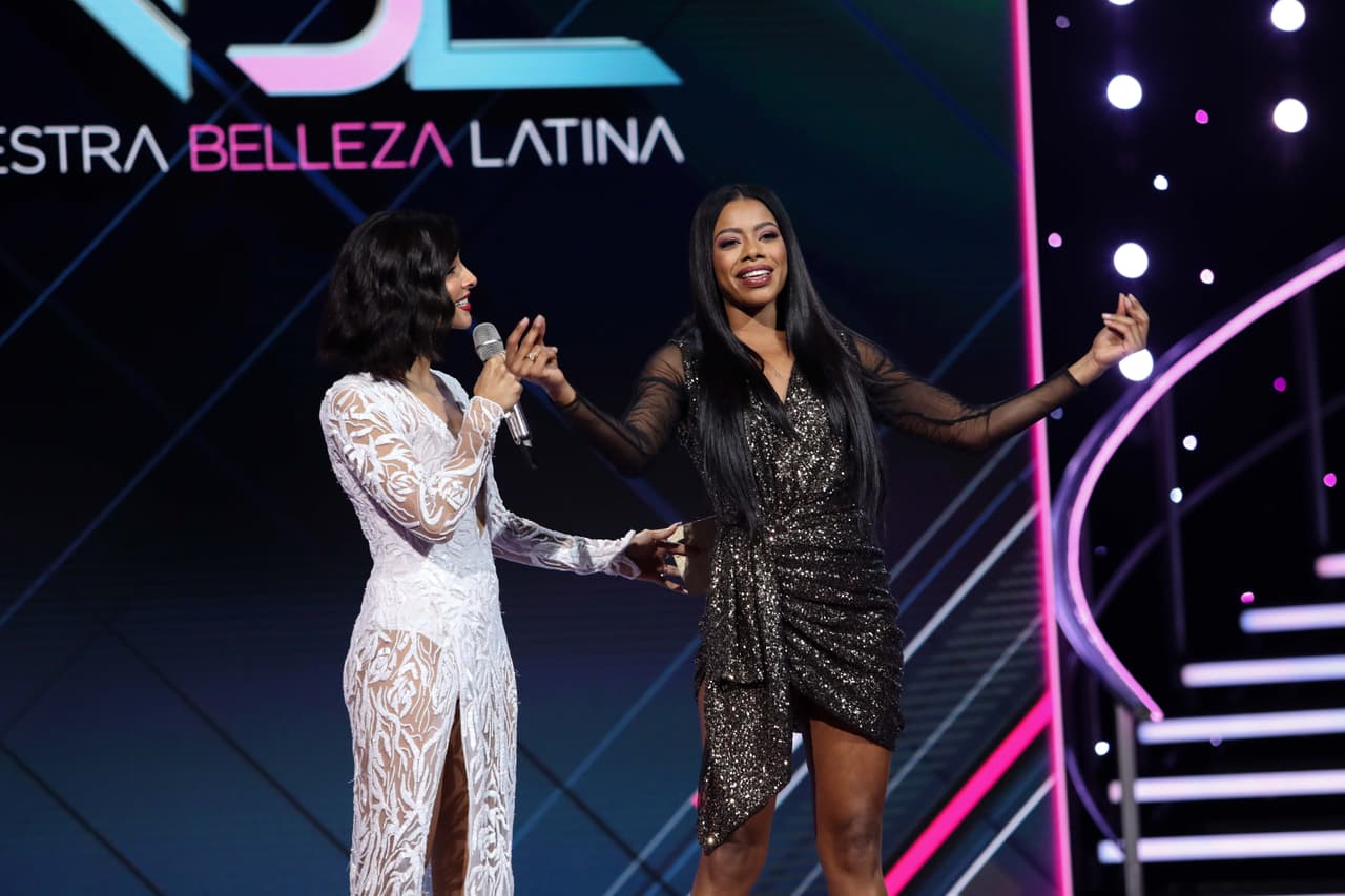 Alejandra se mostró triste con la salida de Arana, quien antes de dejar NBL, pasó a despedirse de uno a uno de los jueces.