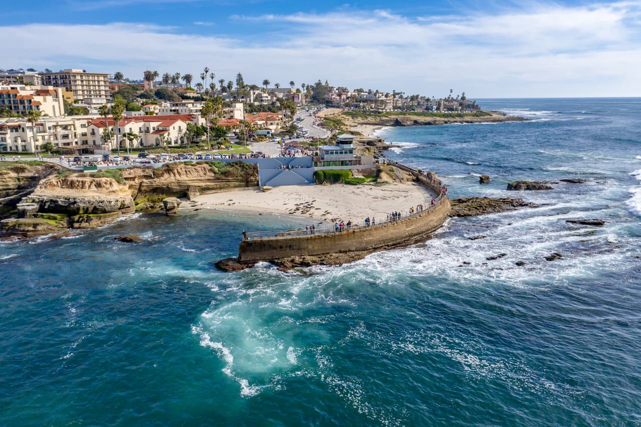 <b>San Diego:</b> Es una ciudad en la costa del Pacífico conocida por sus playas, parques y clima cálido. La tasa de desempleo del condado de San Diego se redujo a 3.4 por ciento en agosto de 2019, y la región mostró un continuo crecimiento anual de empleos.
<br>