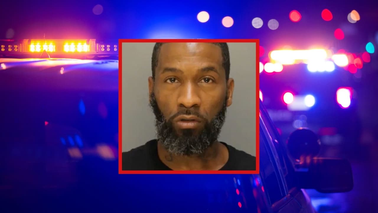 Hombre arrestado luego de que su madre fuera encontrada muerta en una maleta