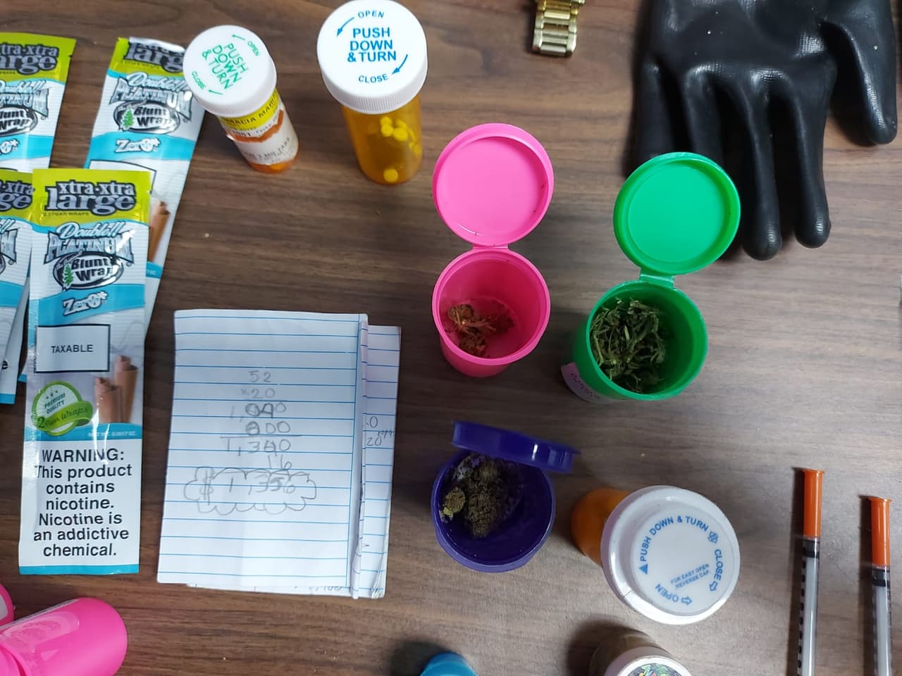 Además de las armas, el agente Sergio Ares, quien hizo el arresto, descubrió 3 bolsas de marihuana, 4 envases con marihuana, 29 decks de heroína y diversa parafernalia, así como 1,395 dólares en efectivo.
<br>