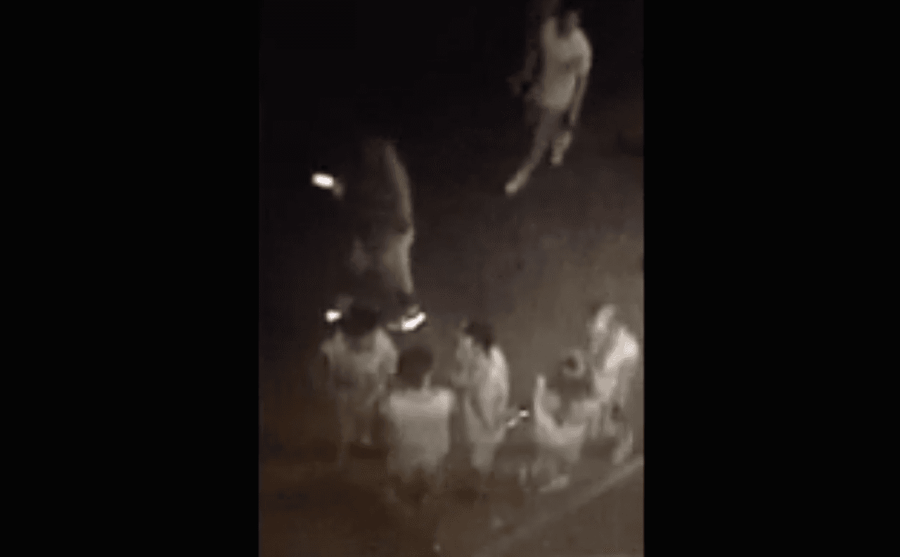 Captan en video el apuñalamiento a dos estudiantes en una fiesta universitaria