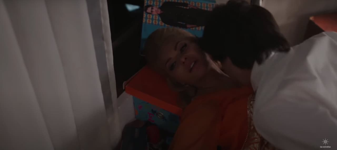 La trama está basada en relatos de la propia Silvia Pinal en donde narró que su matrimonio con Enrique Guzmán estuvo
<b>lleno de violencia física, psicológica y sexual</b>. Incluso, en uno de los episodios el cantante la viola.
<br>