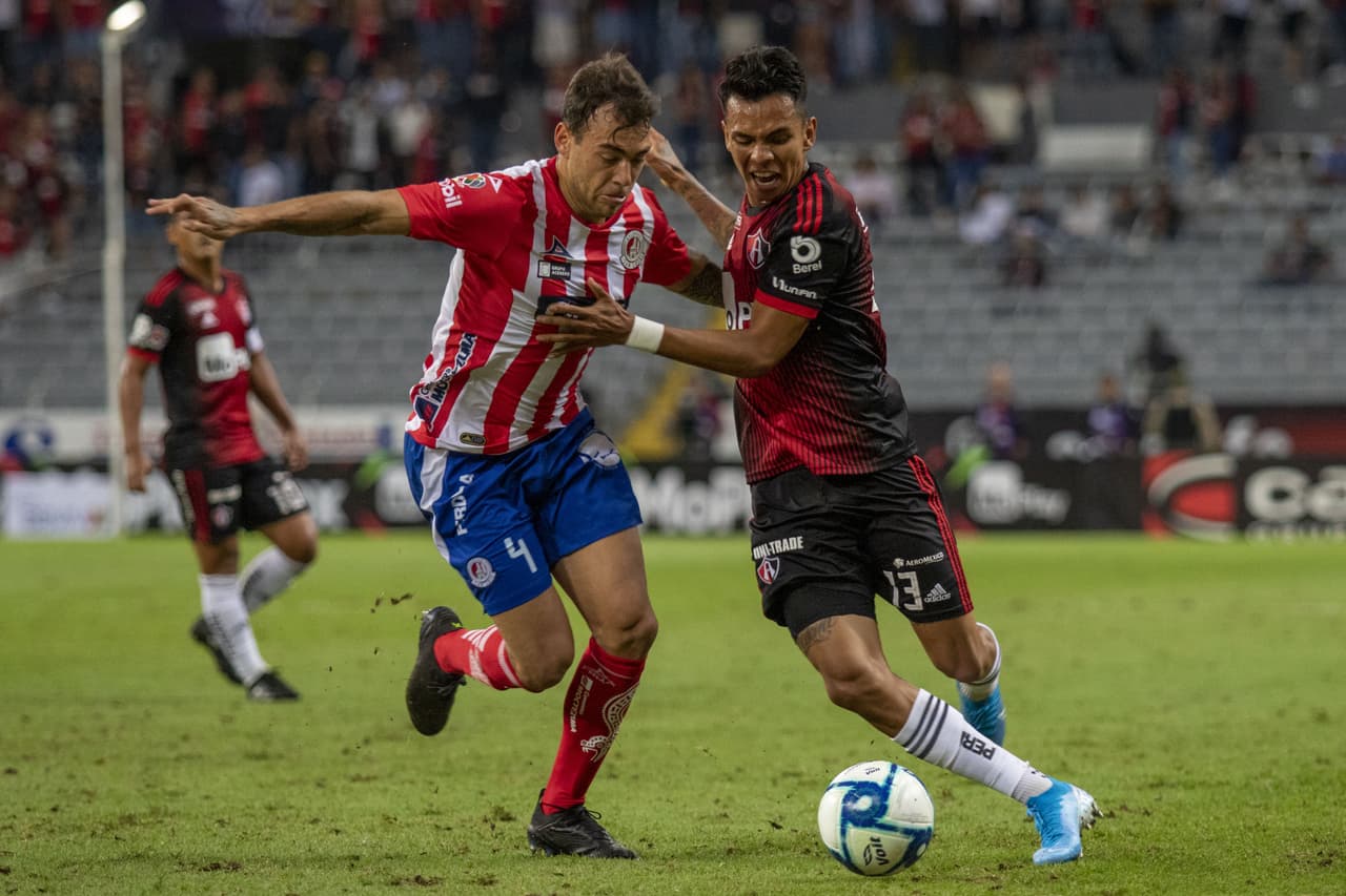 Con goles de Juan Castro al minuto 61 y Nicolas Ibañes al 90+3, el Atlético san Luis gana y pone en problemas al Atlas.