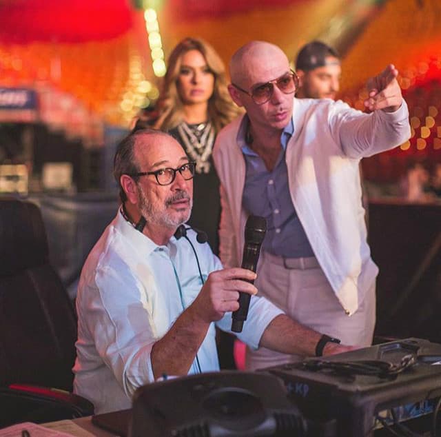 Gali siempre atenta de las indicaciones de su productor.