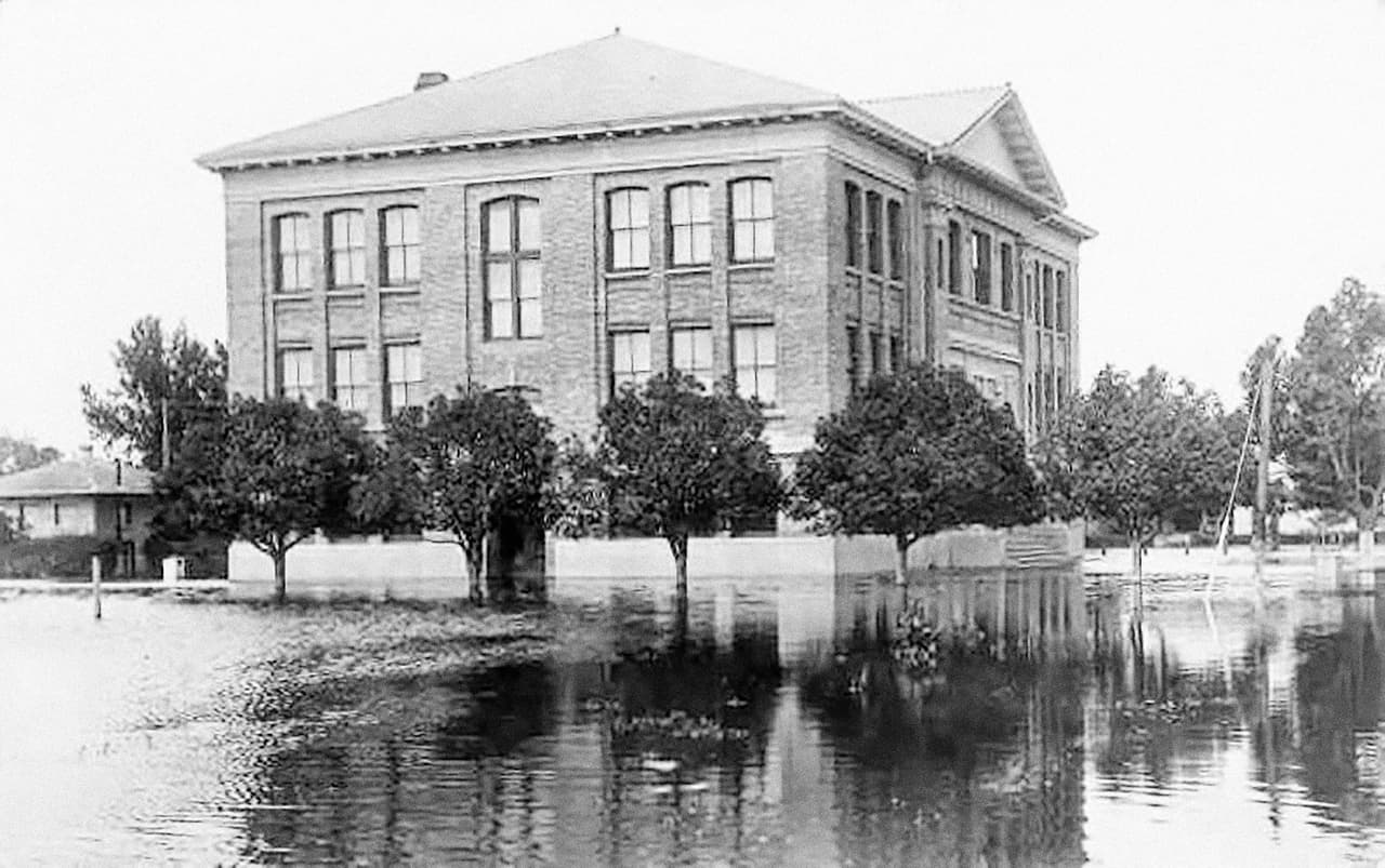 La inundación de 1927 sigue siendo una referencia. Más de 750,000 personas perdieron su hogar cuando a lo largo de la frontera de Tennessee el Mississippi se elevó a una altura de 56.5 pies sobre el nivel de inundación, y en Arkansas, el río llegó a tener hasta 80 millas de ancho. En la fotografía las calles inundadas de Morgan City, Louisiana, en 1927.