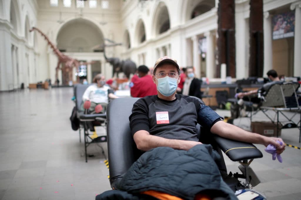 Jerry Schommer, un ciudadano que dona sangre para la campaña de la Cruz Roja Americana, este 11 de mayo de 2020 en Chicago, Illinois.