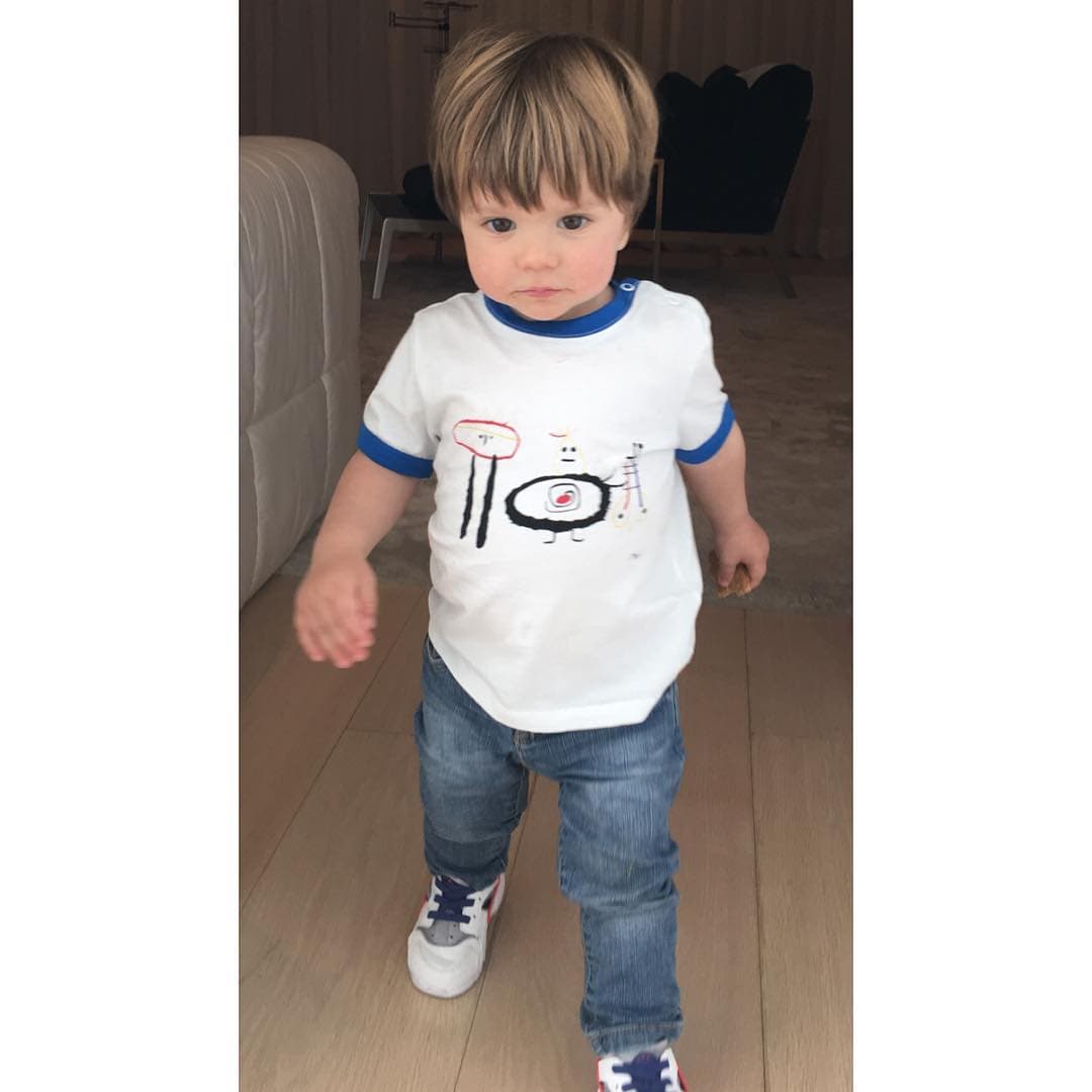 Shakira es una mami muy orgullosa. La cantante compartió esta encantadora foto del enorme y guapetón Sasha.