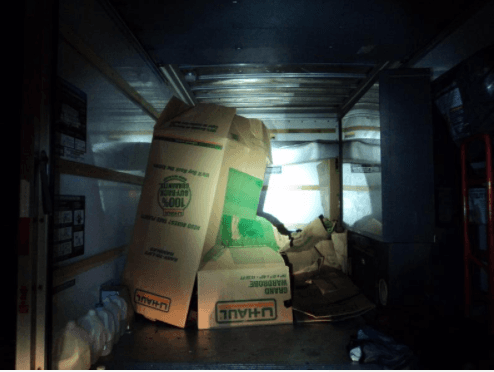 Hacía más de 100° F cuando hallaron a ocho inmigrantes hacinados en un camión