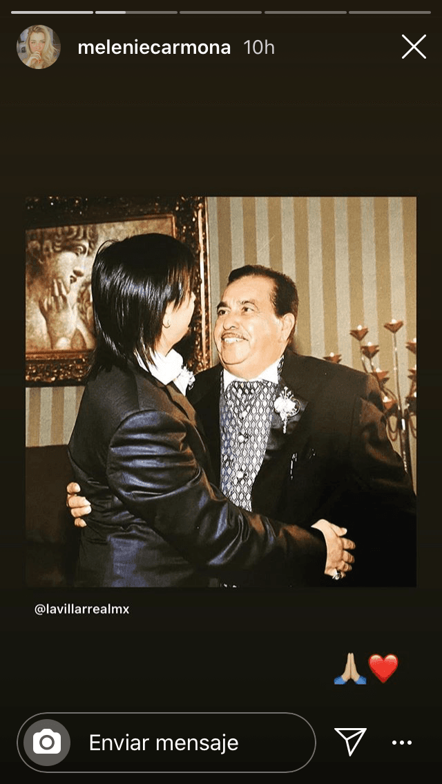 La joven compartió en sus historias de Instagram la misma imagen que publicó su madre y agregó el emoticono de un corazón para demostrar su cariño a la familia de su padrastro.
<br>