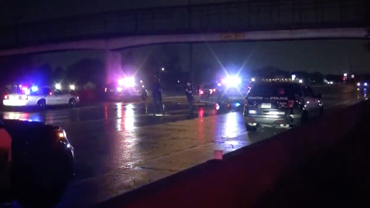 Peatón intenta cruzar el I-10 en Houston y es atropellado por una patrulla de policía, el hombre murió en la escena