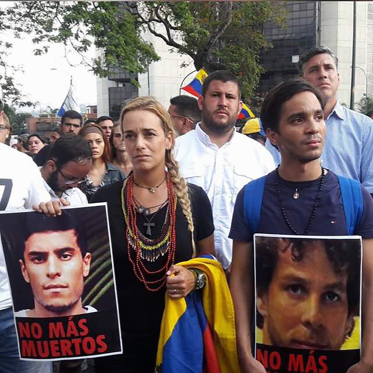 "Después de este arresto, permanecí en Caracas apoyando a los familiares de quienes permanecieron detenidos. Comencé mis estudios de derecho en la Universidad Central de Venezuela en octubre de 2014". Gustavo Sanchez con Lilian Tintori, activista y esposa del líder opositor y preso político Leopoldo López.
