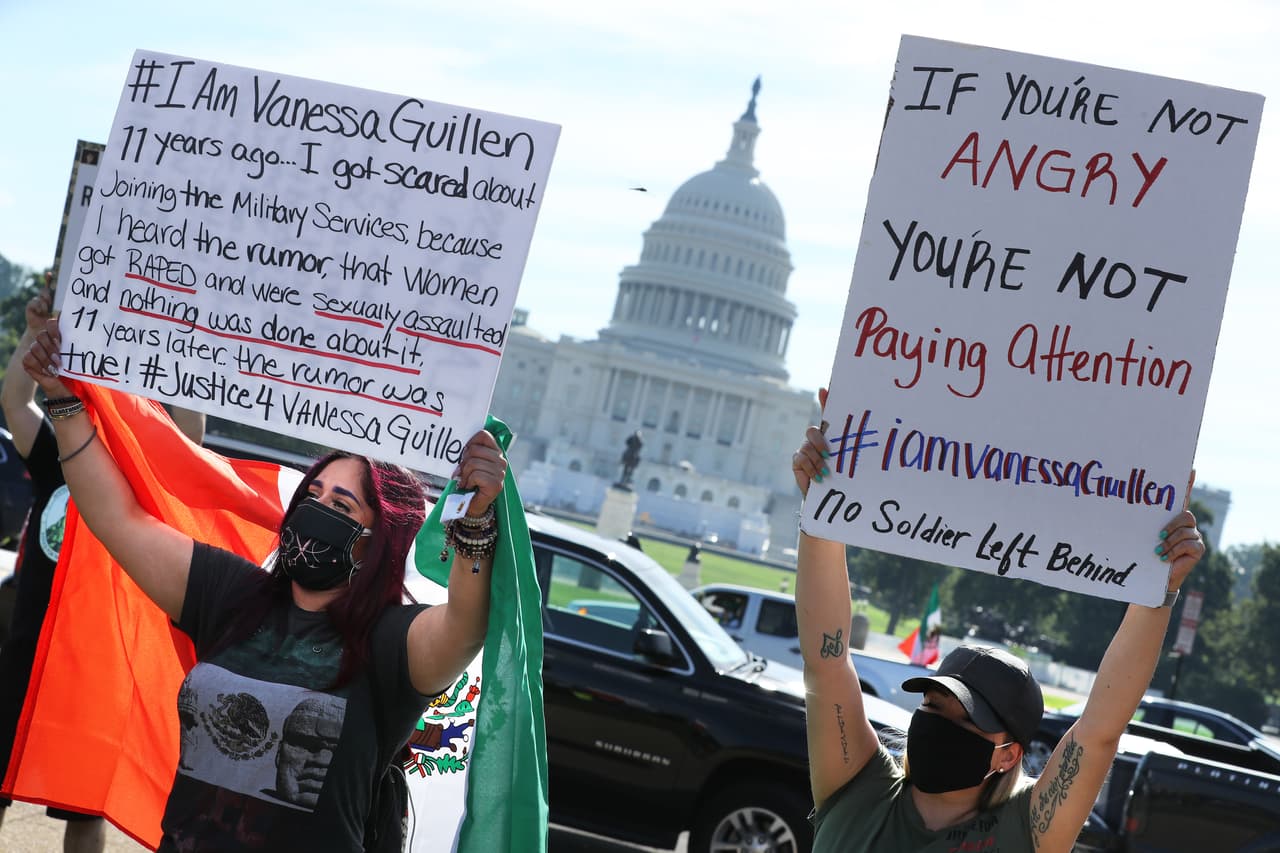 Algunos de los participantes con banderas mexicanas y pancartas donde se leían mensajes de apoyo a la familia Guillén.